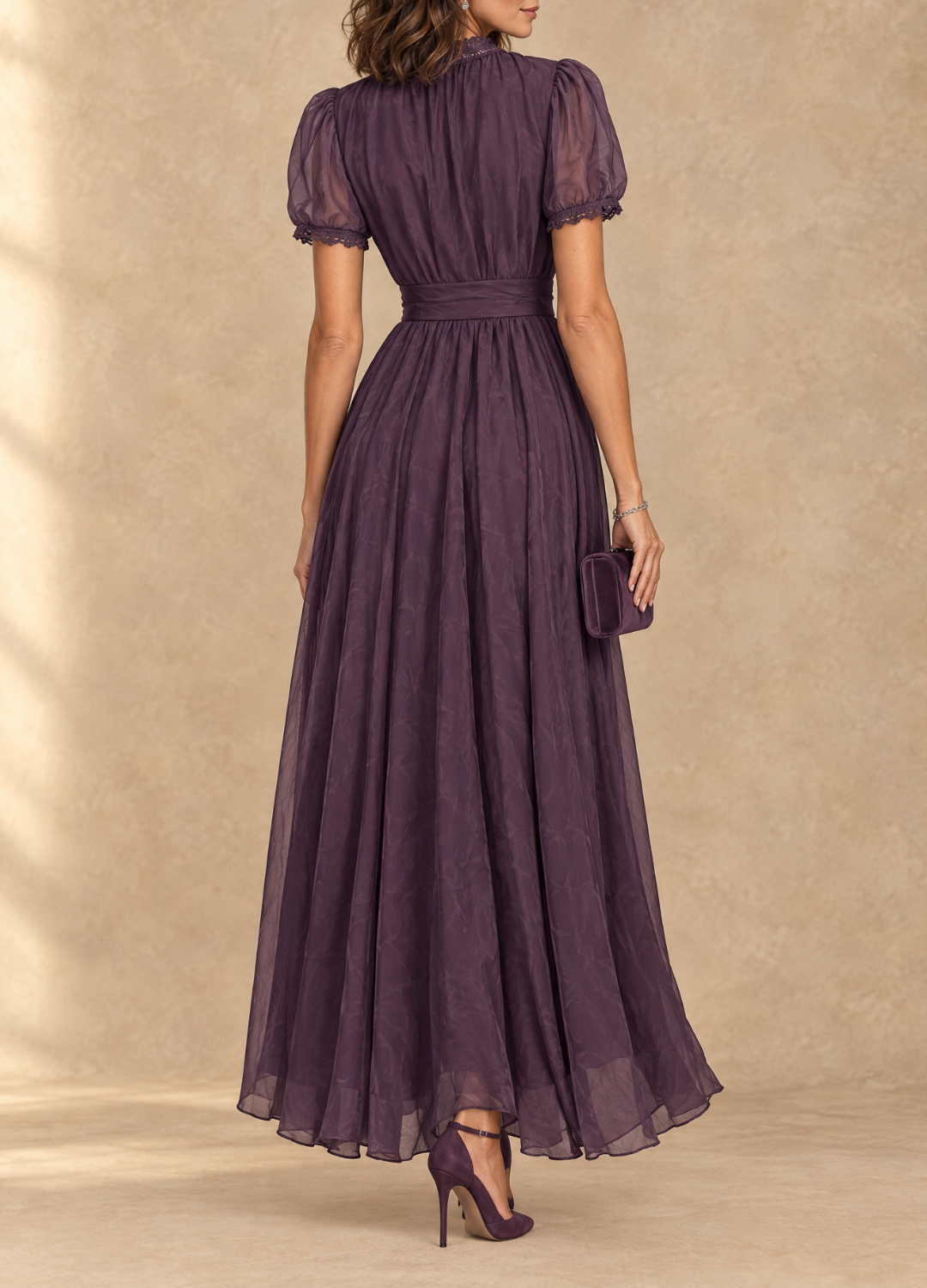 Robe longue Danoir Paris Elia avec taille rassemblée et découpe élégante, tissu fluide et design moderne.