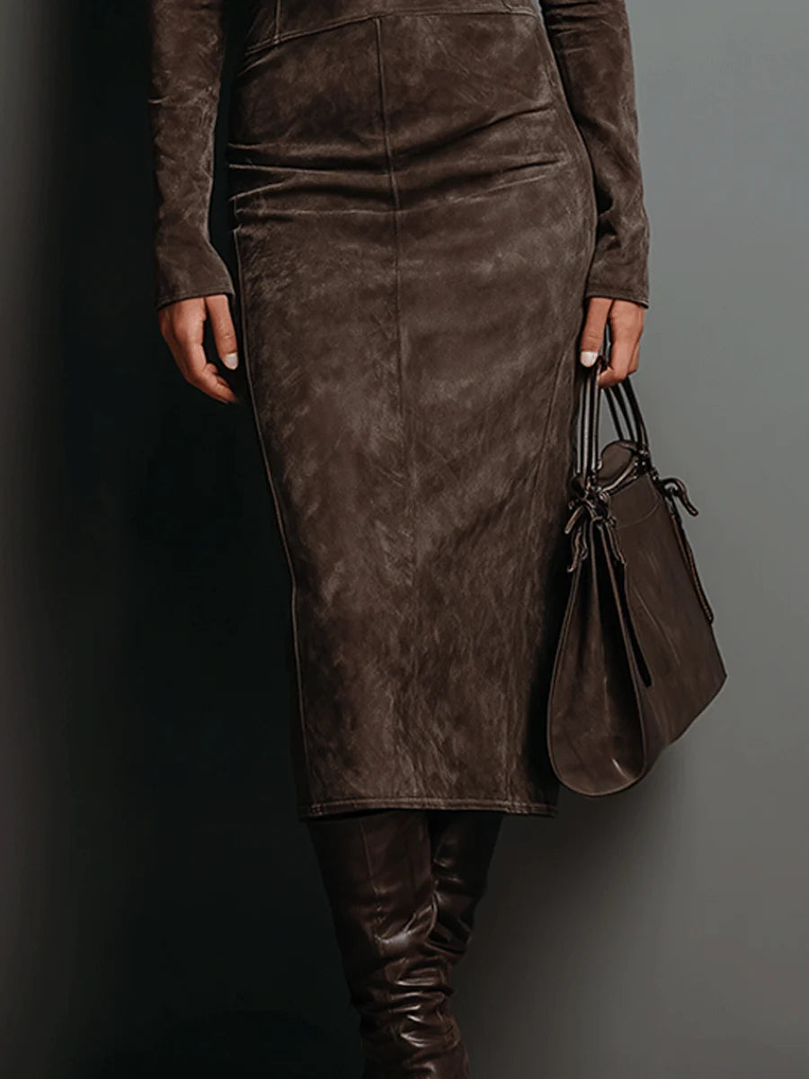 Robe midi longue marron Lorène de Danoir Paris, vêtement élégant en tissu fluide, portée en style décontracté.