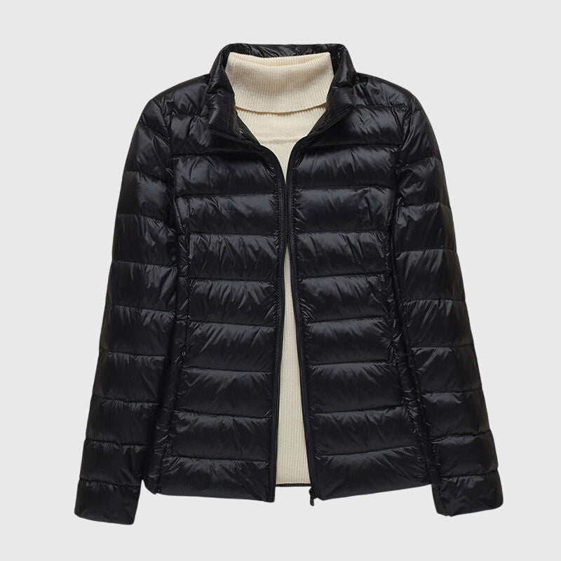 Veste matelassée ultra-légère Lily™ de Danoir Paris, en tissu brillant, portée sur mannequin, couleur noire.