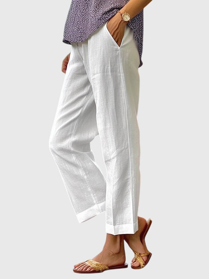 Pantalons d'été élégants pour femme Elaine™ de Danoir Paris, tissu léger et coupe fluide, porté avec un haut blanc.