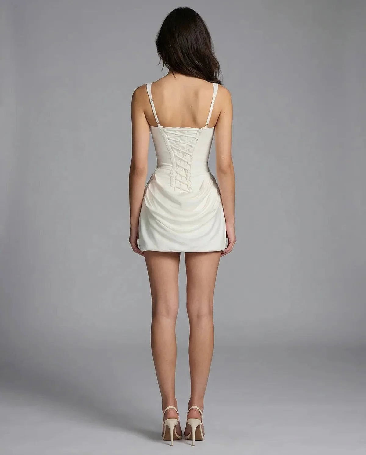 Robe courte Aurora Mini Dress en tissu léger, couleur pastel, portée par un mannequin, de la marque Danoir Paris.