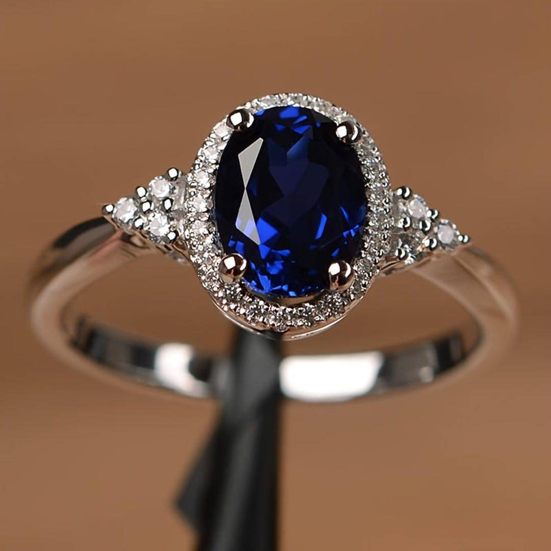 Bague en argent Danoir Paris Midnight Majesty avec saphir ovale bleu foncé et ornementation élégante.