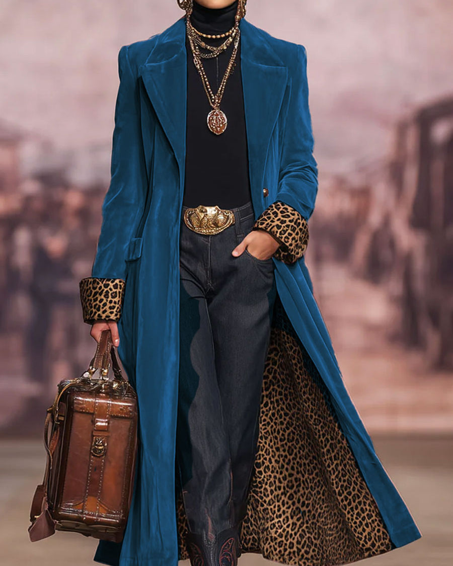 Manteau long élégant sur mesure de la marque Danoir Paris, vue de face avec boutons et col sophistiqué.