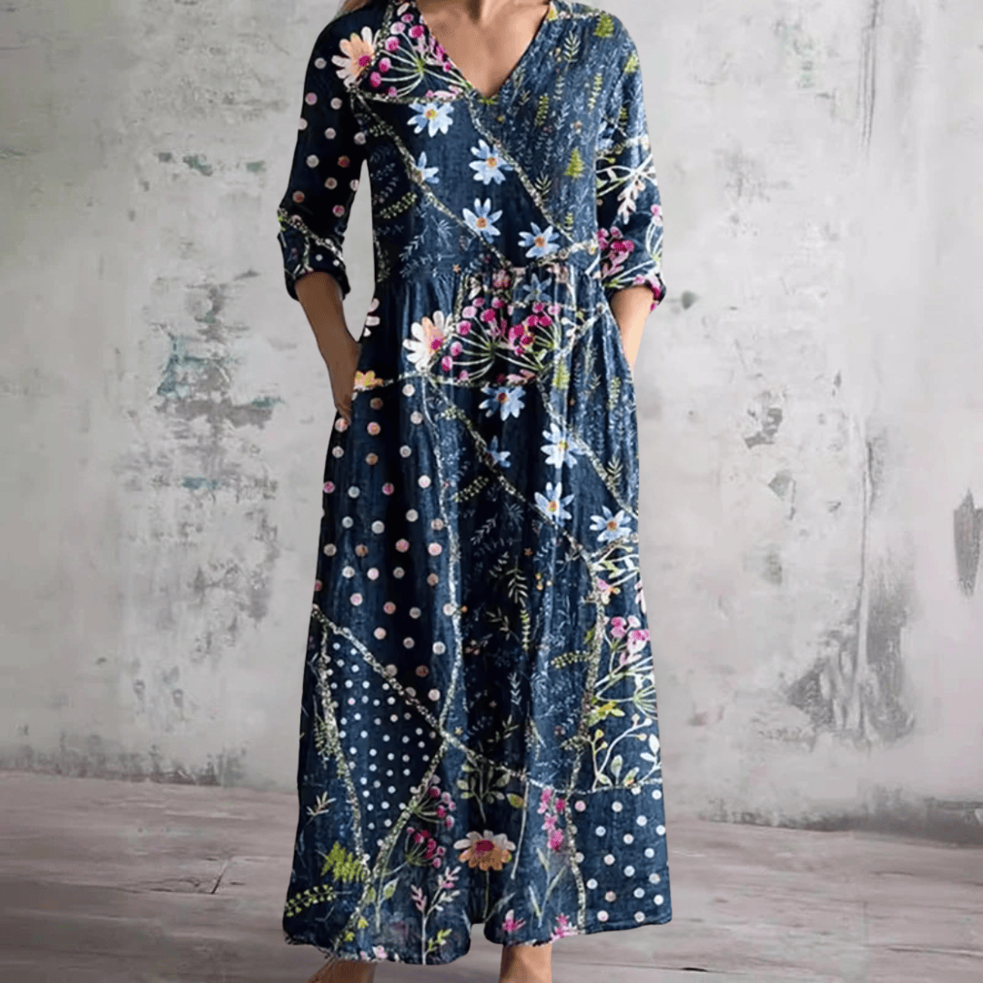 Robe d'été florale Linda™ de Danoir Paris, tissu léger avec motif floral, portée avec manches courtes et coupe fluide.