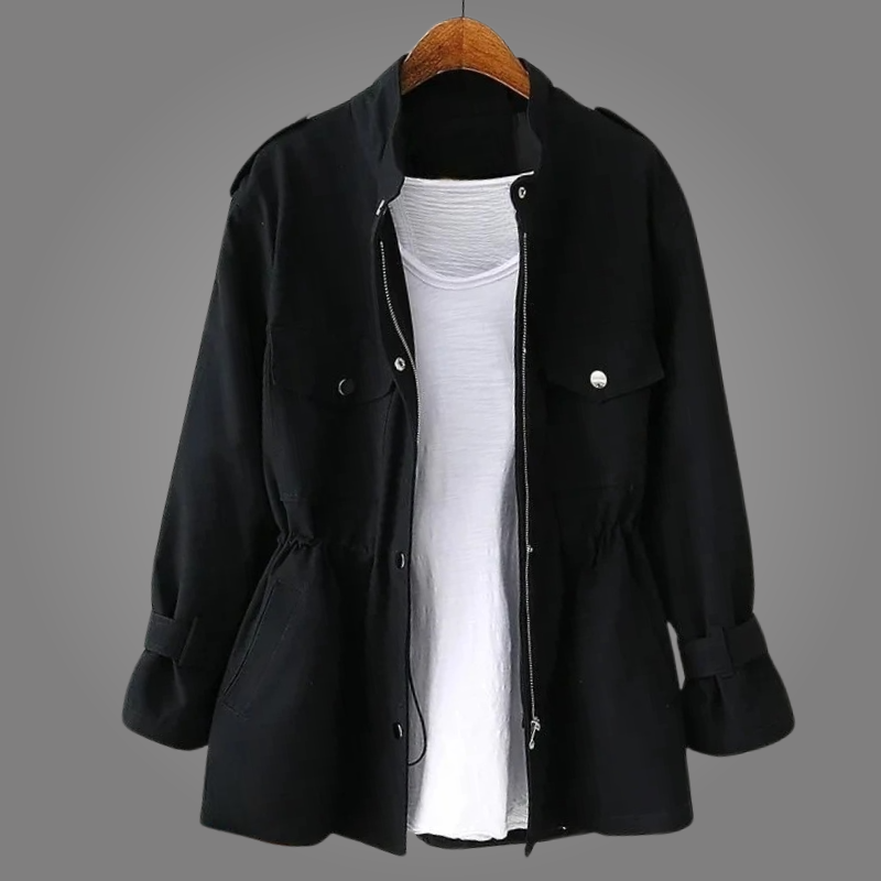 Veste utility d'automne Eleanor de Danoir Paris, coupe décontractée, en tissu léger avec poches pratiques et détails modernes.