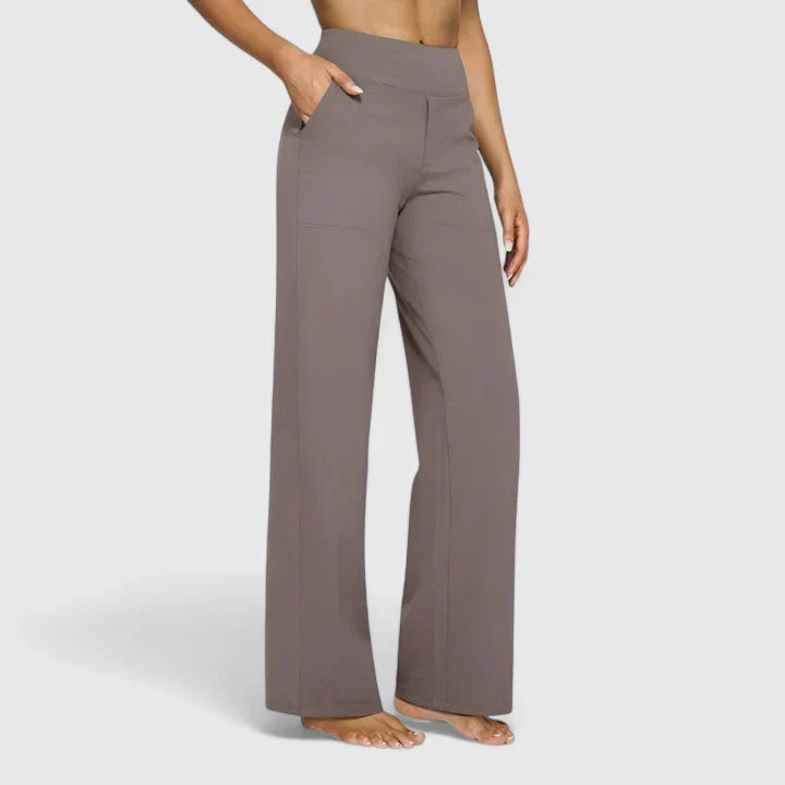 Pantalons élégants Danoir Paris Ame, coupe moderne, tissu chic, porté par un mannequin, fond neutre.