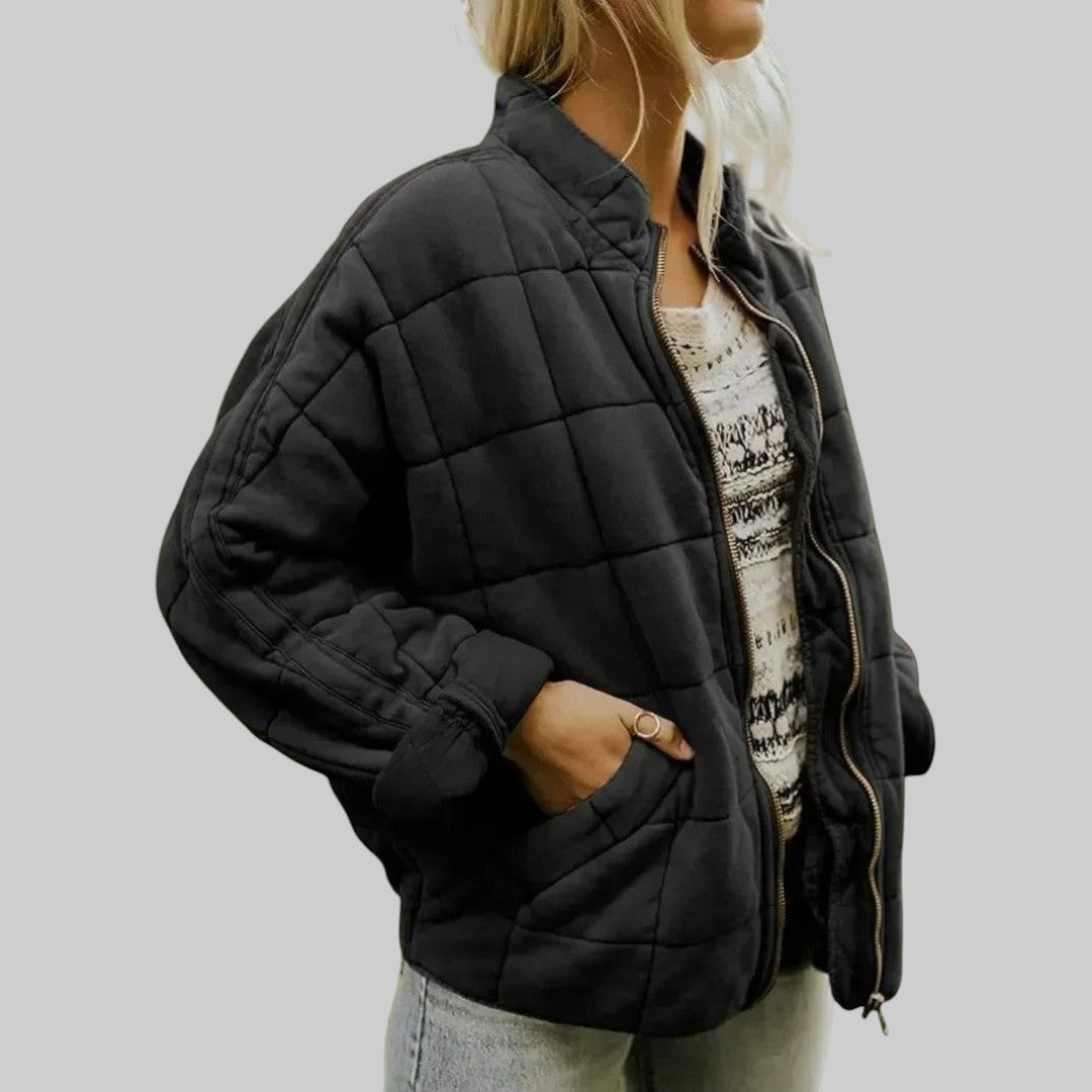 Veste matelassée oversize élégante Josiane™ de Danoir Paris, vue de face, en tissu noir avec finition sophistiquée.