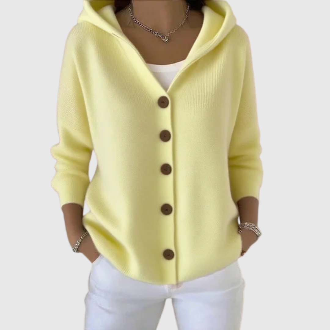Cardigan élégant Joyce de Danoir Paris en maille douce, porté par une mannequin, en couleur neutre.
