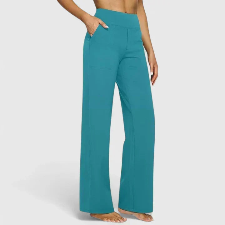 Pantalons confortables Jasmynne de Danoir Paris, tissu doux et coupe décontractée, porté par un mannequin.