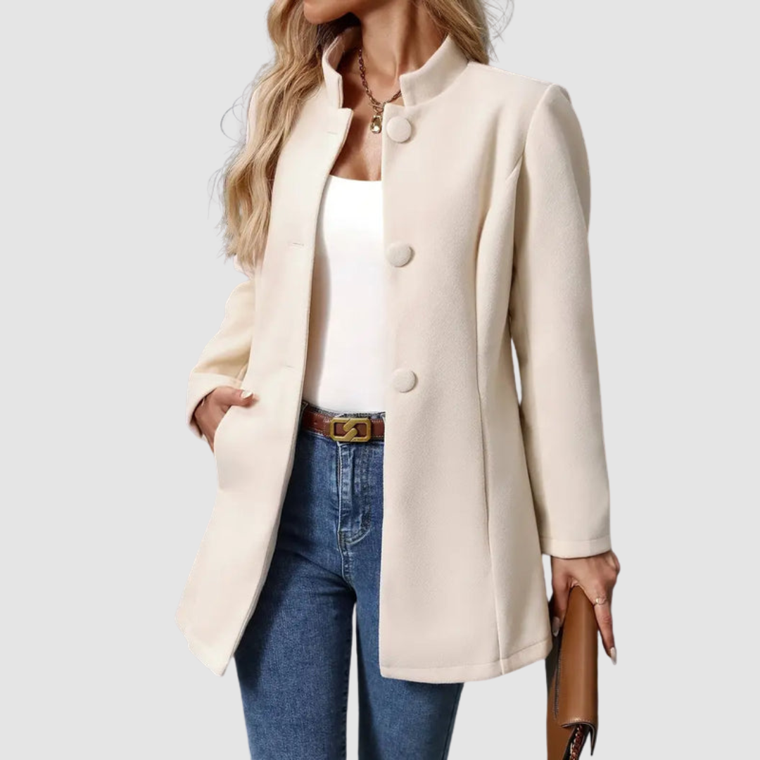 Veste élégante intemporelle Vera™ de Danoir Paris, coupe classique en tissu chic, portée sur un fond neutre.