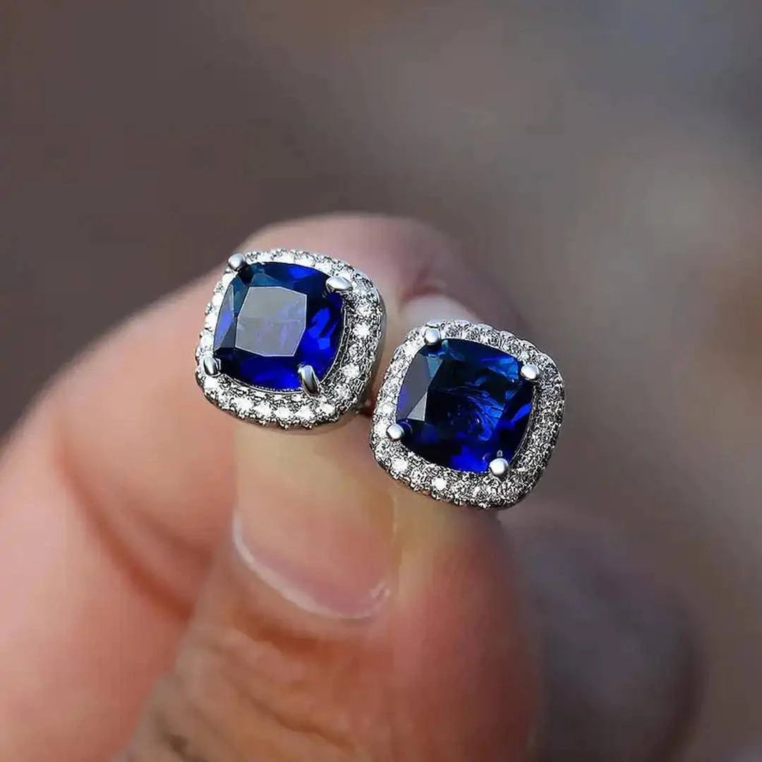 Boucles d'oreilles carrées Saphir Danoir Paris en or avec pierres précieuses bleu clair, élégantes et modernes.