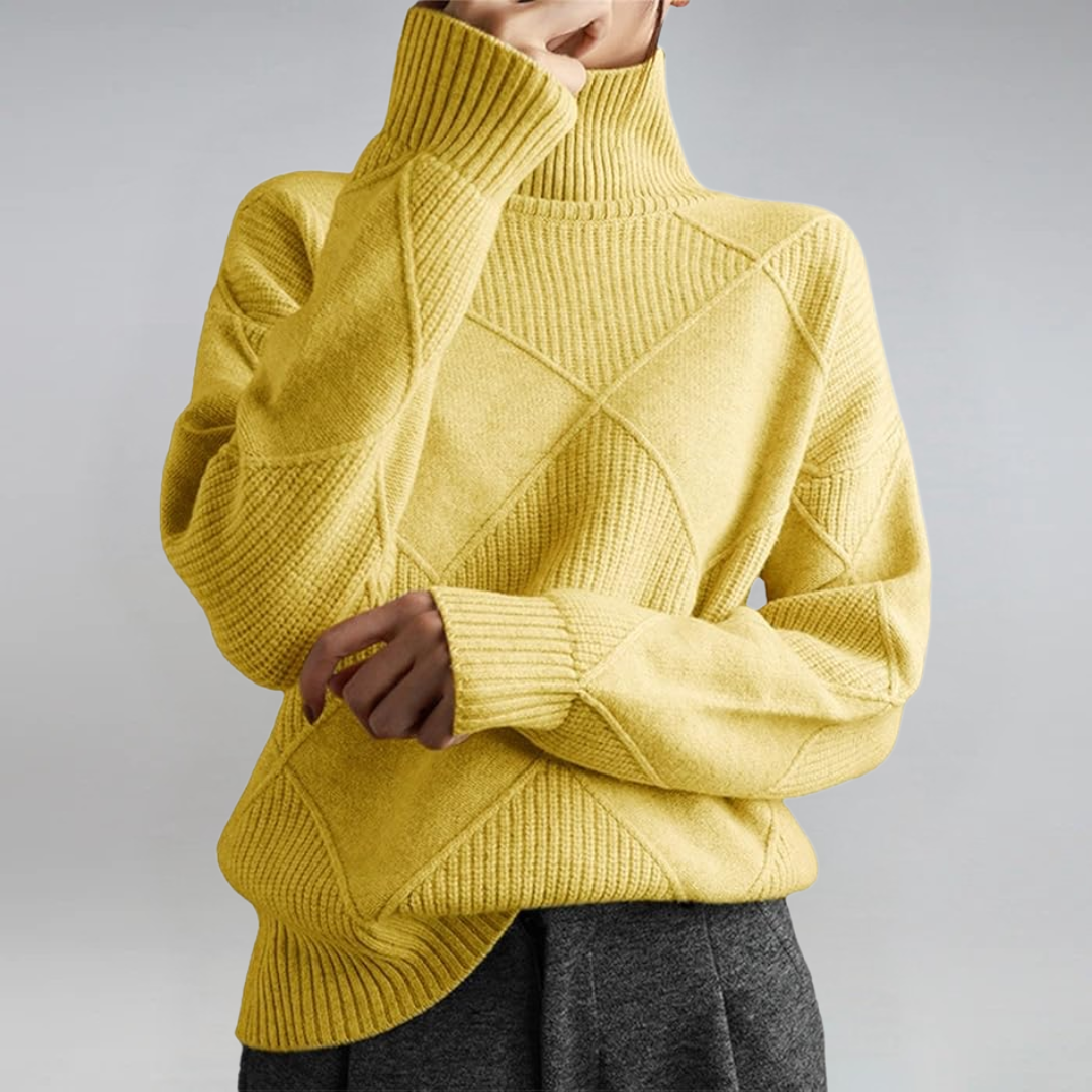 Pull en cachemire Danoir Paris Lauren, luxueux à col montant, couleur gris clair, porté sur un mannequin.