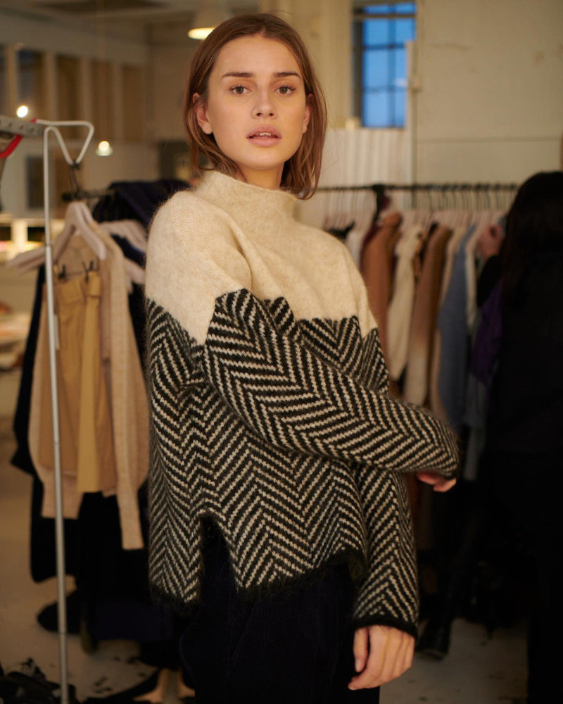 Pull en coton Norah de Danoir Paris avec col montant, couleur beige, porté sur mannequin, détail du tissu doux et confortable.
