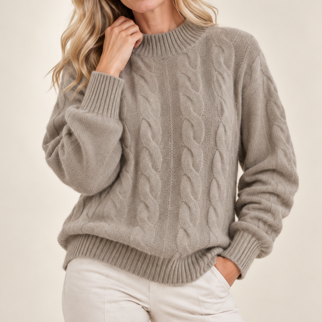 Cardigan chaud et confortable Rosa de Danoir Paris, en laine douce, porté sur un fond neutre.
