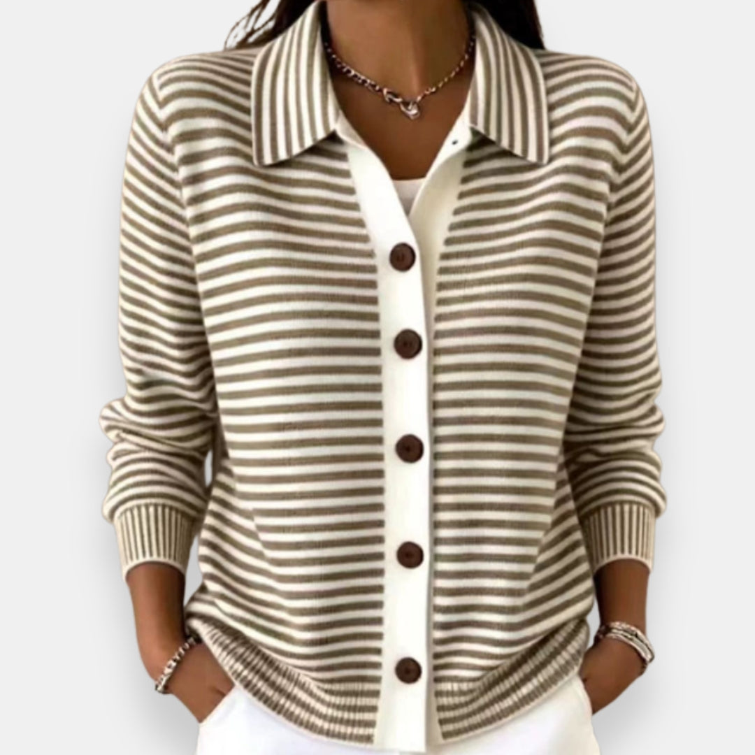 Cardigan boutonné rayé Nola™ de Danoir Paris porté, en laine douce avec boutons devant, style élégant et confortable pour femme