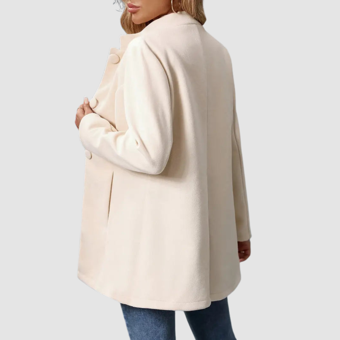 Veste élégante intemporelle Vera™ de Danoir Paris, en tissu chic avec col et boutons, vue de face sur un fond neutre.