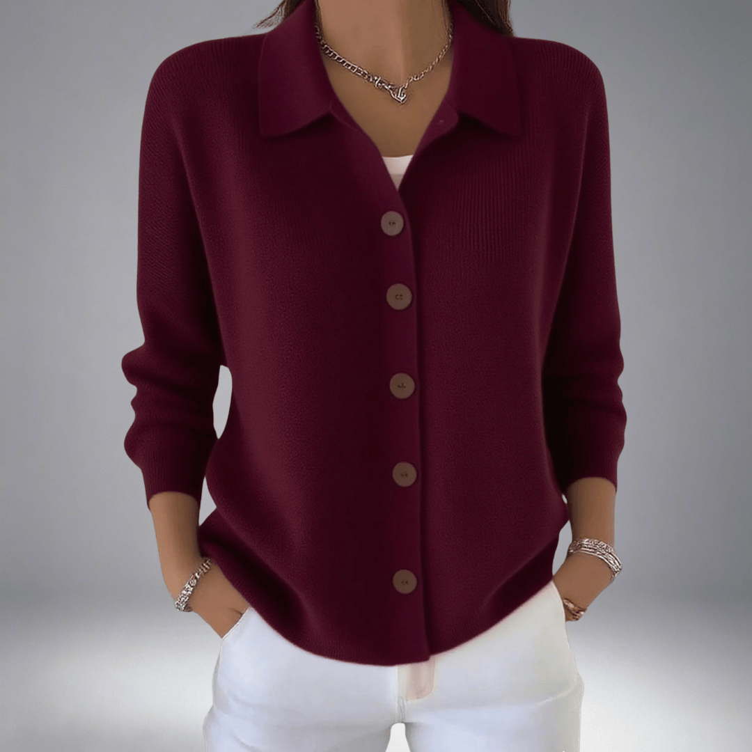 Cardigan tricoté élégant Layla de Danoir Paris, en laine douce, porté sur un mannequin avec des détails fins et une coupe classique.