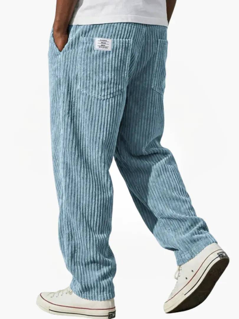 Pantalon en velours côtelé pour hommes Leblanc™ de Danoir Paris, coupe décontractée, couleur marron, détail des poches avant.