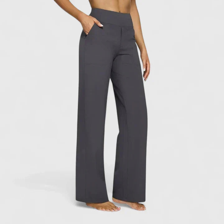 Pantalons confortables Jasmynne de Danoir Paris, tissu doux, coupe décontractée, en gris clair, portée avec un haut blanc.
