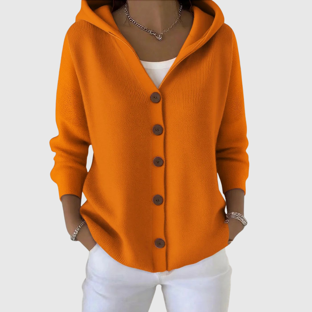 Cardigan élégant Joyce de Danoir Paris en maille douce, porté avec des manches longues et un col en V.