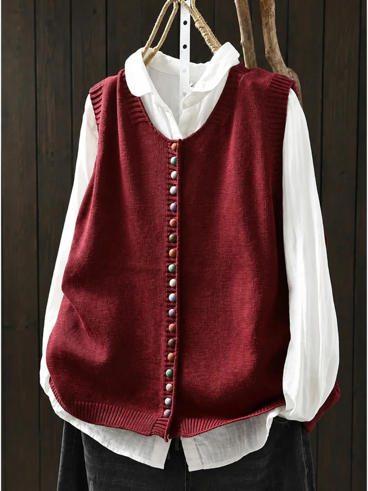 Gilet tricoté élégant Danoir Paris avec boutons colorés, modèle sans manches 二四六