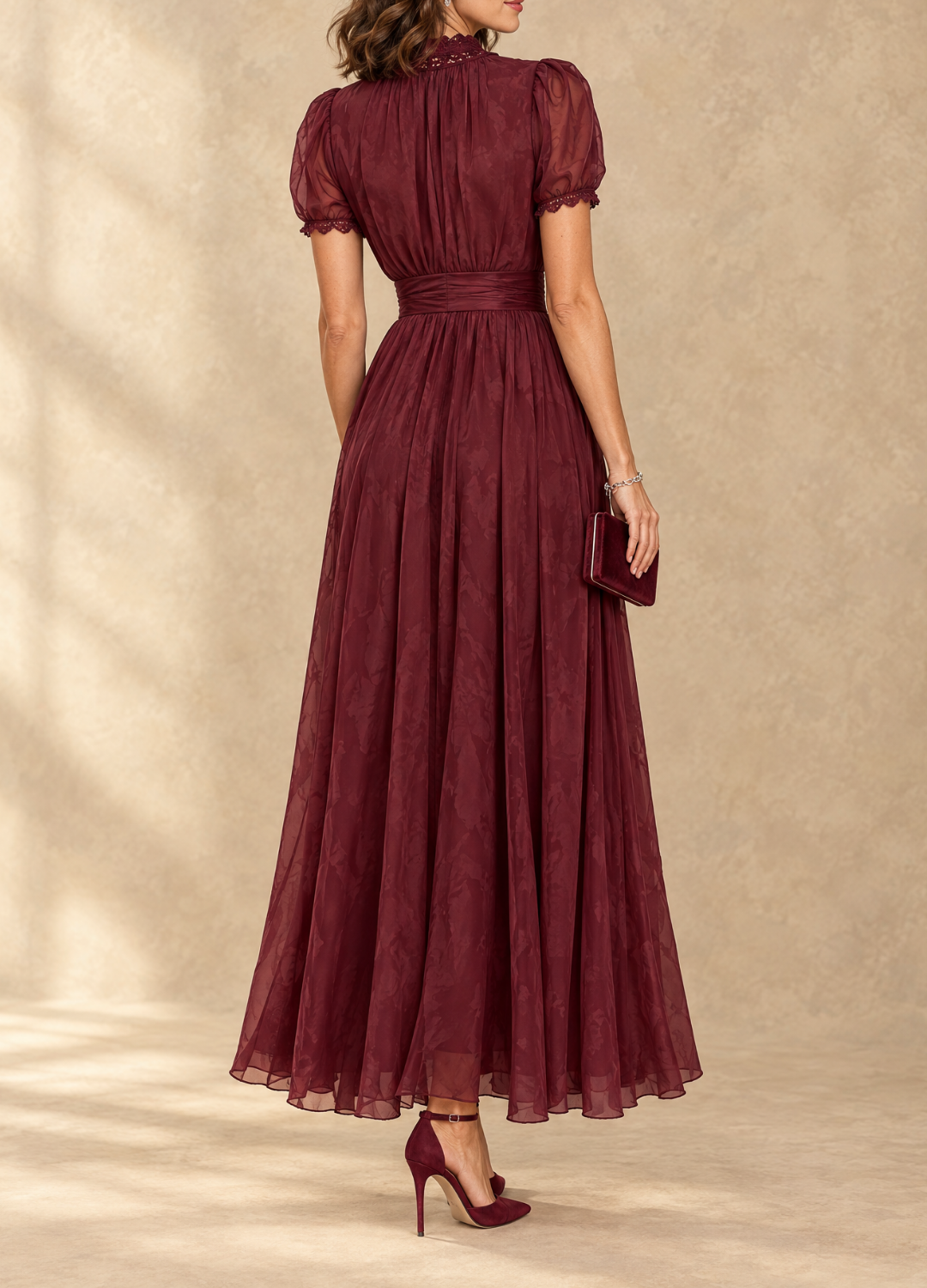 Robe longue Danoir Paris Elia avec taille rassemblée et découpe, tissu fluide et élégance pour occasion spéciale.