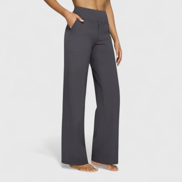 Pantalons sophistiqués Hilary de Danoir Paris, coupe élégante et tissu chic, portés avec une blouse blanche.