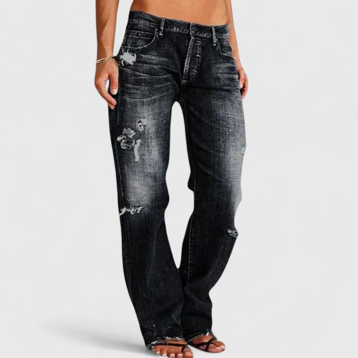 Pantalons pour femmes Danoir Paris, jeans élégants Lianette avec coupe moderne et finition soignée, portés avec un haut blanc.