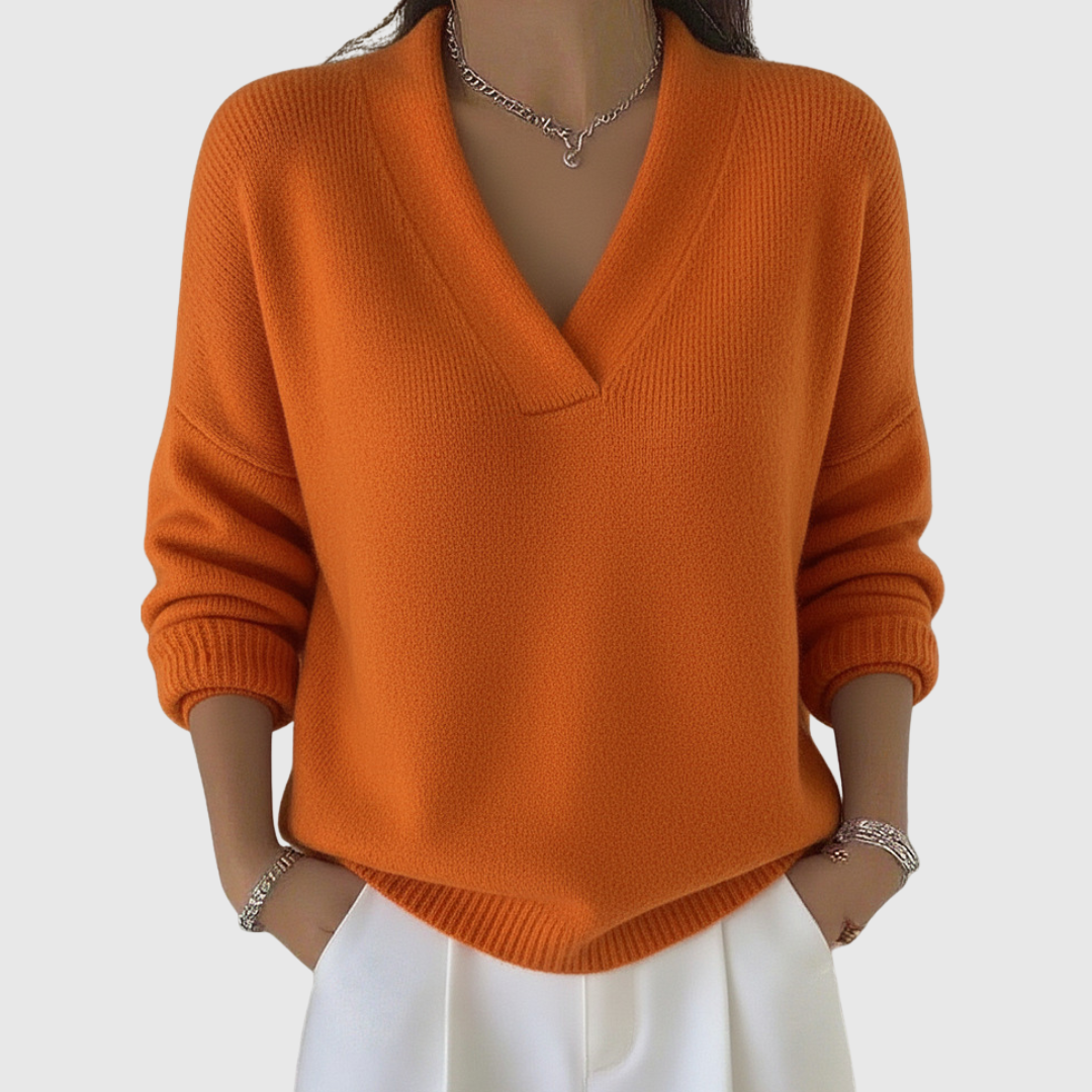 Pull à col V doux Danoir Paris Faye, coupe décontractée, en maille confortable, porté sur un modèle avec fond clair.