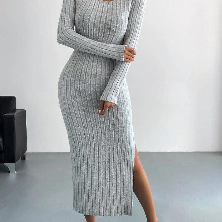 Robe longue tricotée pour femmes Lina de Danoir Paris, manche longue, élégante et confortable, portée en style décontracté.