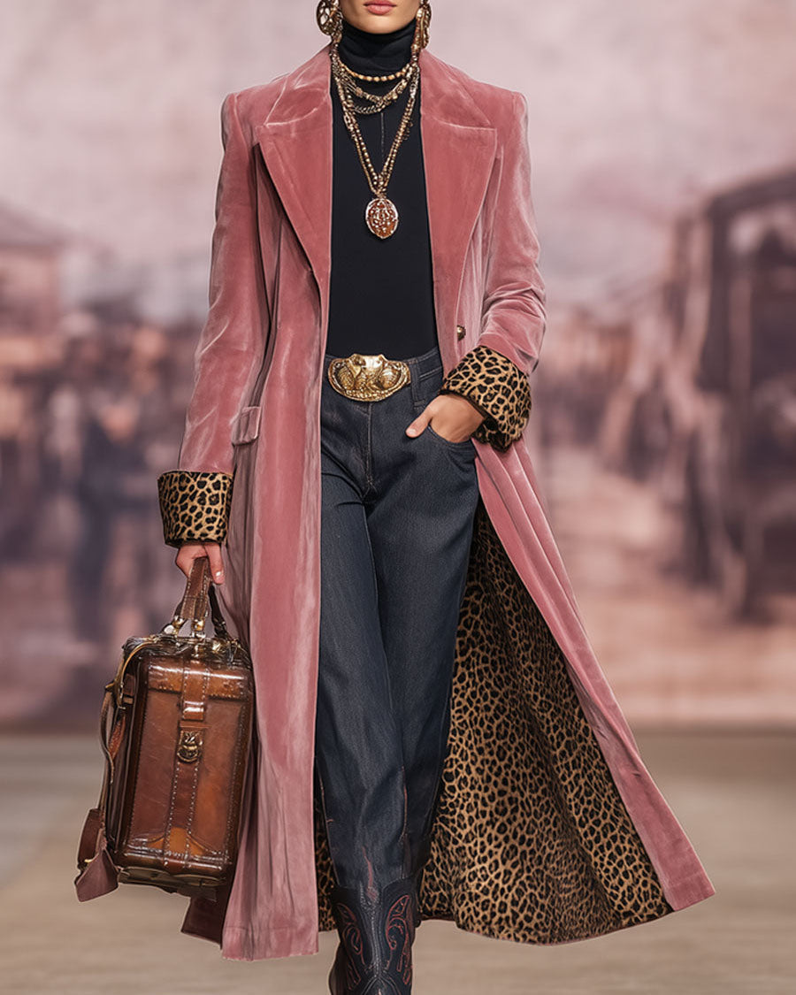 Manteau long élégant sur mesure Danoir Paris, confectionné à la main, en tissu chic et sophistiqué, porté sur un mannequin.
