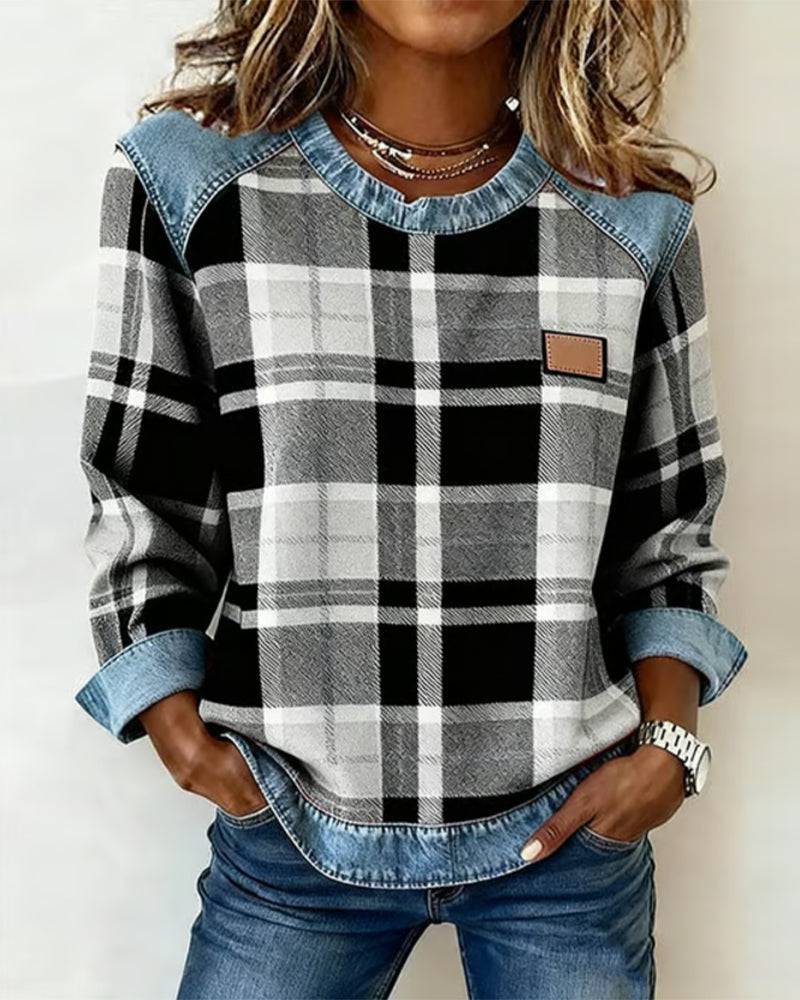 Sweat-shirt en denim Danoir Paris avec motifs ludiques, à manches longues et coupe décontractée, porté sur un mannequin.