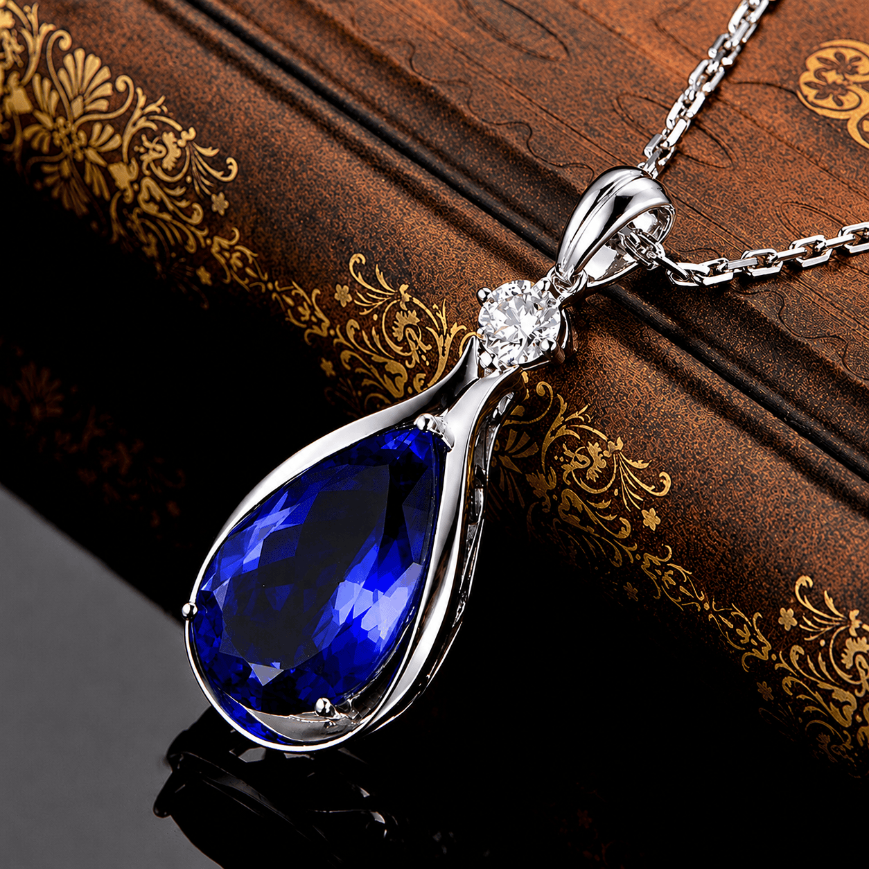 Collier pendentif infini en saphir de Danoir Paris, bijou élégant avec pendentif en forme d'infini orné de saphirs bleus.