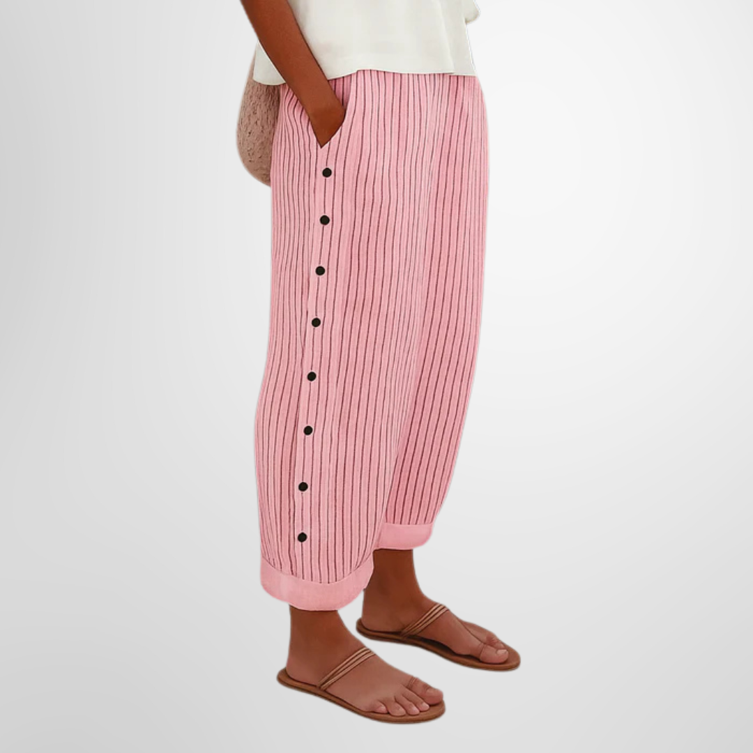 Pantalons élégants pour femmes Bertha™ de Danoir Paris, tissu chic et coupe ajustée, portée décontractée ou professionnelle.