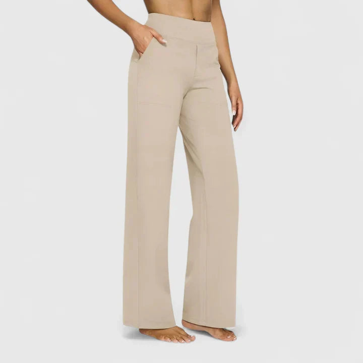 Pantalons élégants Danoir Paris Ame en tissu fluide, coupe ajustée, couleur neutre, vue de devant sur mannequin.