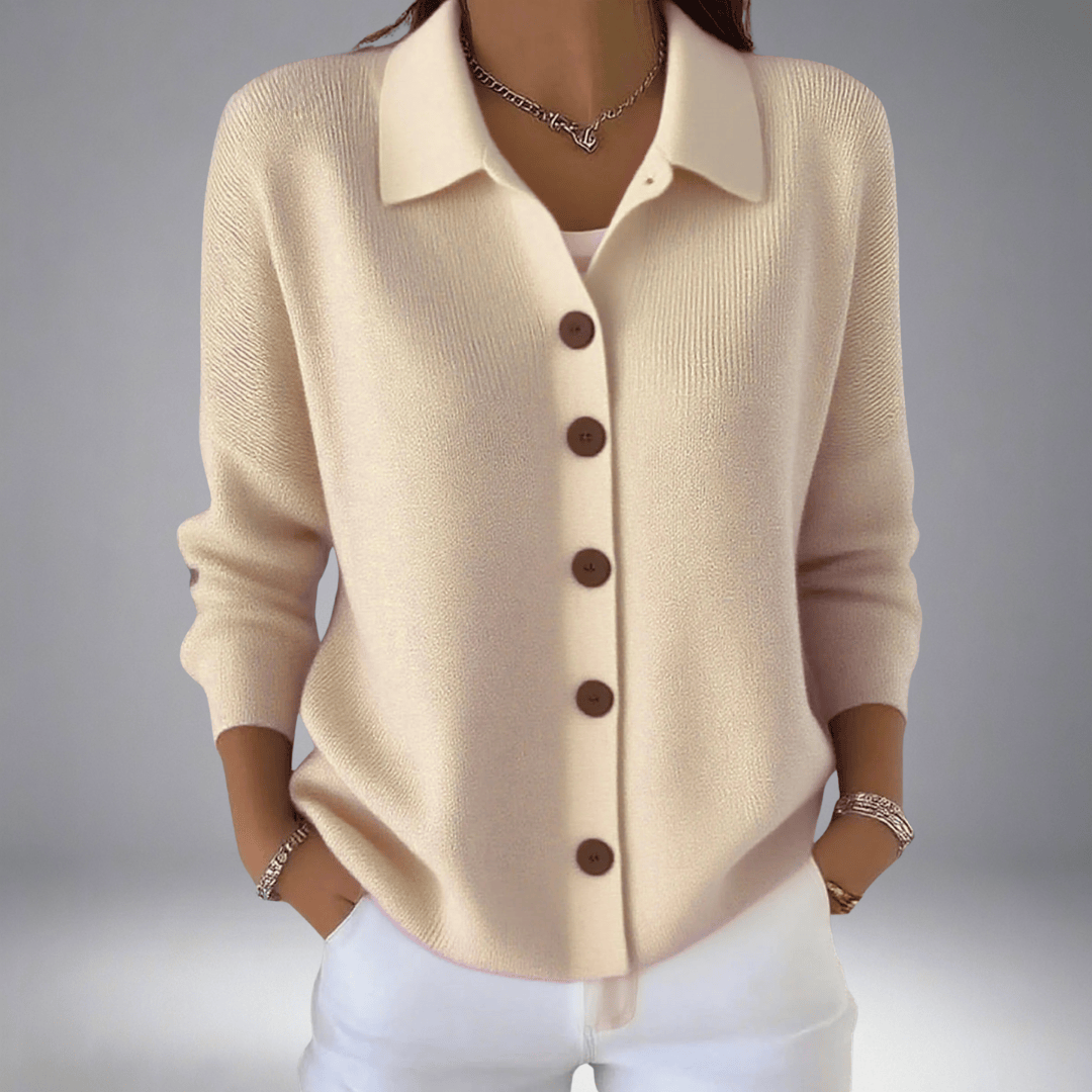 Cardigan tricoté élégant Danoir Paris Layla, modèle FR1209, en laine douce avec boutons, porté sur un fond neutre.