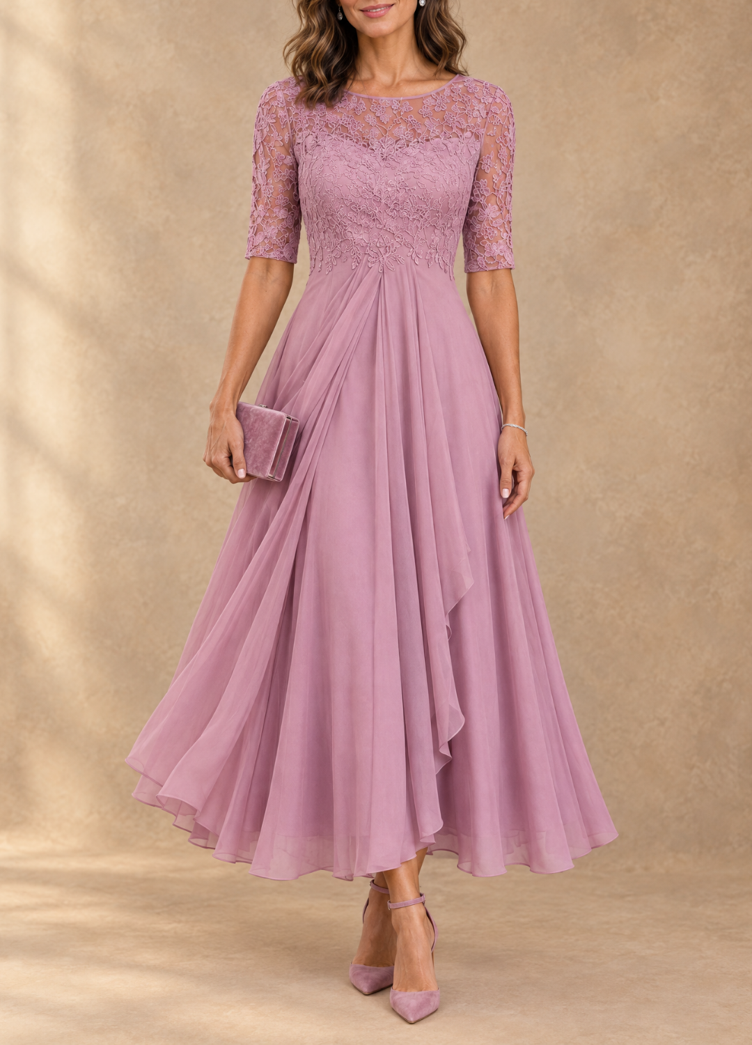 Robe en dentelle et chiffon Abella de Danoir Paris, élégante vêtement de soirée avec détails délicats et tissu fluide.