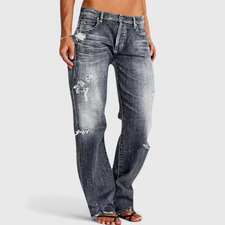 Pantalon femme Danoir Paris Lianette, jeans élégants en denim, coupe ajustée et style chic, porté par une femme.