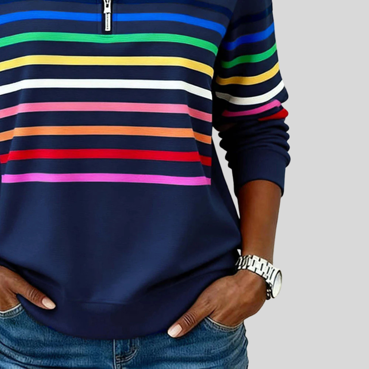 Sweat à col zippé rayé de Danoir Paris, sweat-shirt gris avec rayures bleues et blanches, tissu confortable et décontracté.