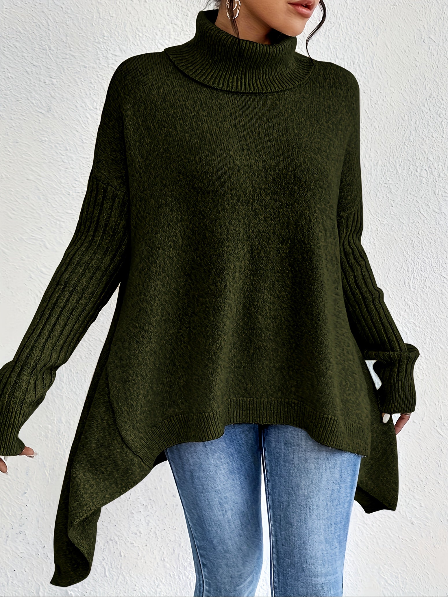 Pull Audrey Danoir Paris en maille confortable, couleur neutre, porté sur mannequin, détail du col et des manches visibles.