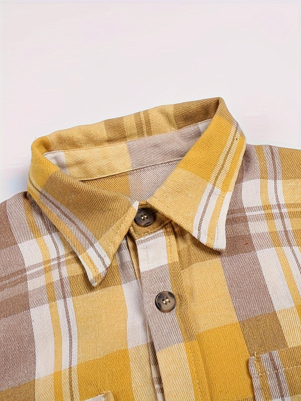 Chemise d'été à manches longues pour femmes Danoir Paris, tissu léger, col en V et design élégant, portée sur mannequin.