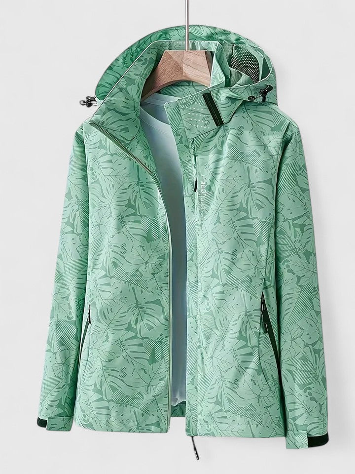 Veste élégante Thanyelle de Danoir Paris, coupe moderne, en tissu chic, portée sur un mannequin blanc.