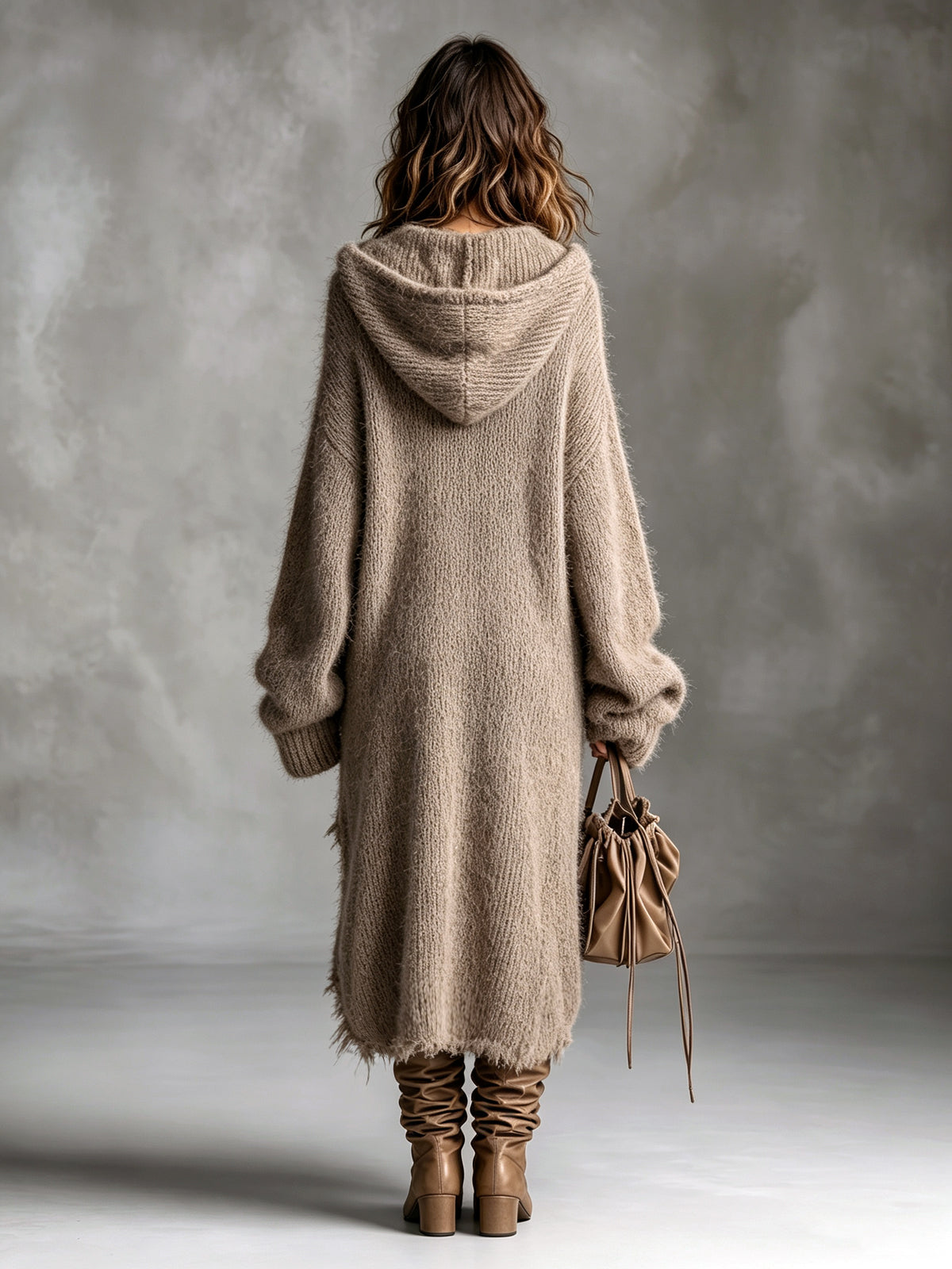 Robe midi à capuche en tricot flou de Danoir Paris, vêtement tendance avec capuche douce et tissu moelleux.