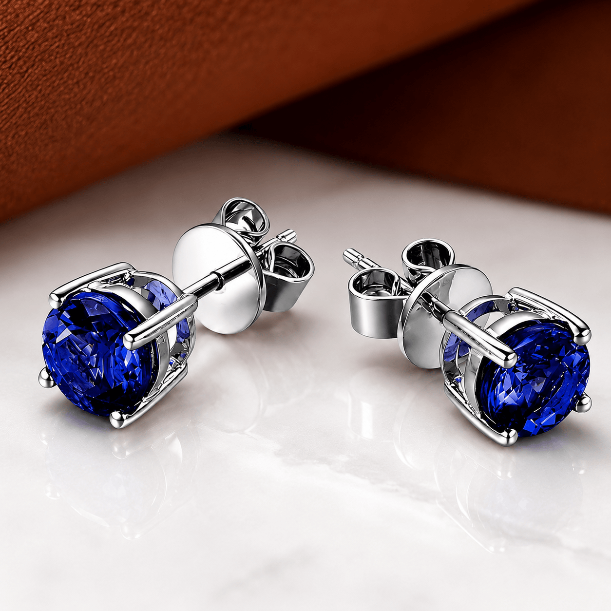 Boucles d'oreilles minimalistes en saphir taille princesse de Danoir Paris, studs élégants avec pierre précieuse brillante.