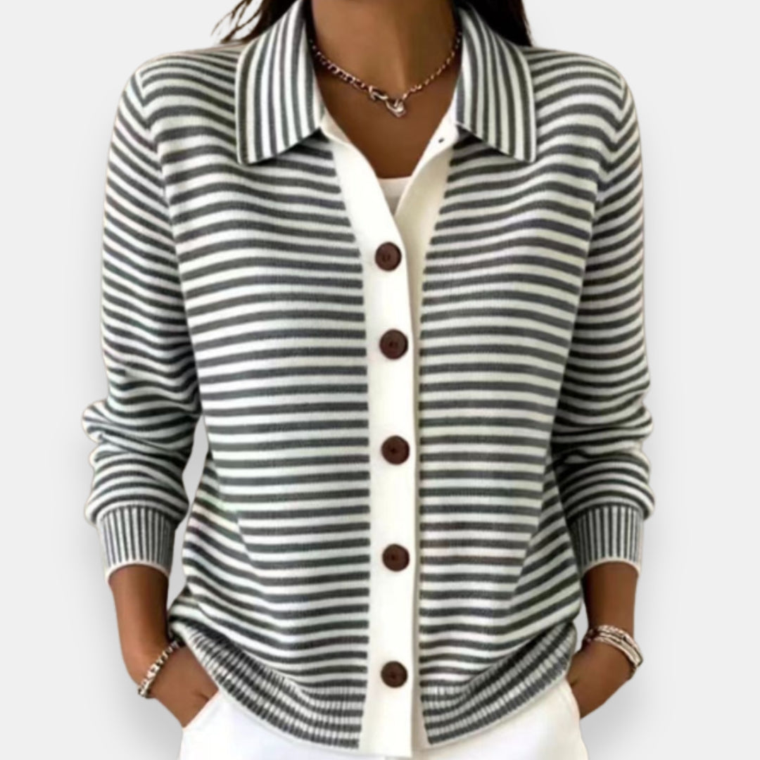 Cardigan boutonné rayé Nola™ de Danoir Paris porté, en laine douce avec rayures bleues et blanches, manches longues et col en V