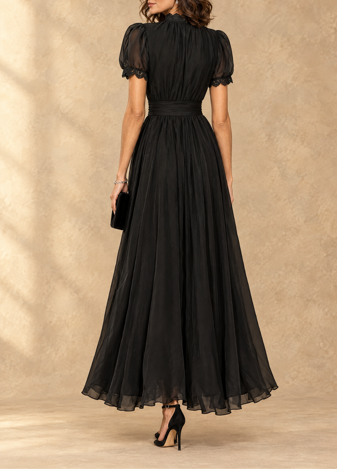 Robe maxi Danoir Paris Elia avec taille rassemblée et décolleté, tissu fluide et élégant, portée pour une occasion spéciale.