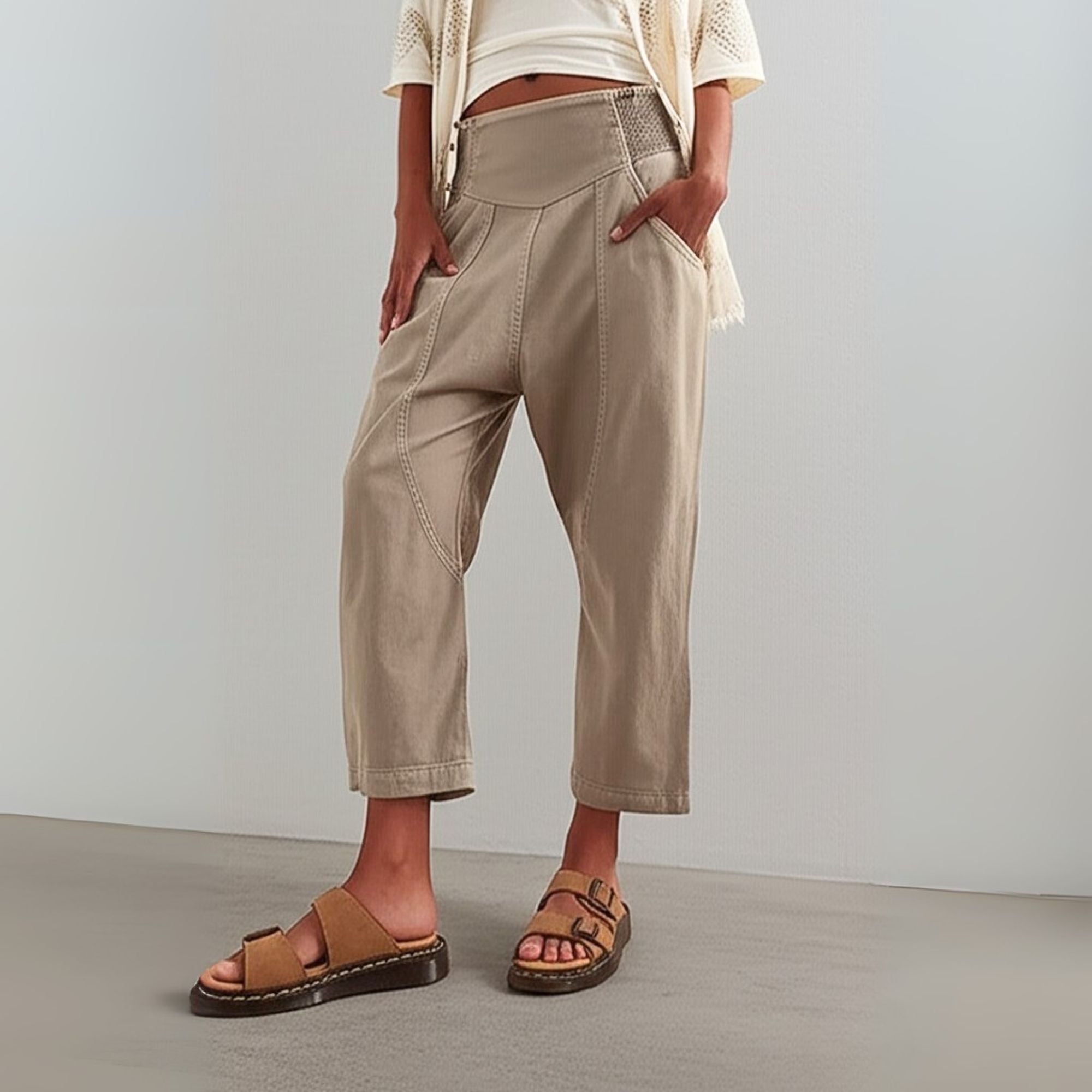 Pantalon Camille de Danoir Paris en tissu noir, coupe droite, avec ceinture et poches visibles sur l'image.