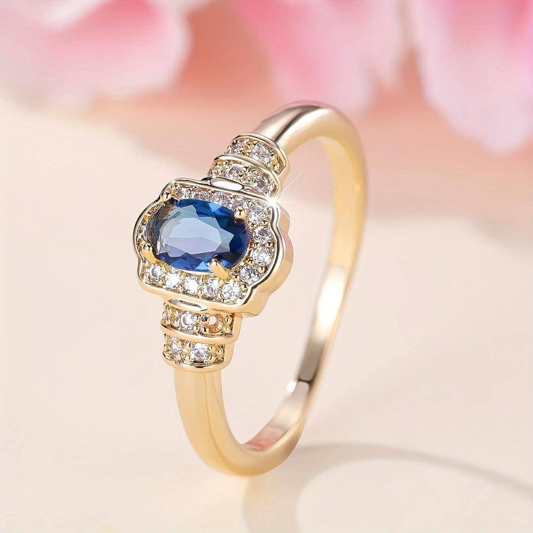 Bague Danoir Paris en or avec saphir heirloom entouré de cristaux, élégante bague halo pour femme.