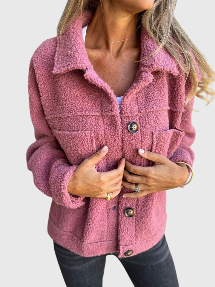 Veste élégante Mila de Danoir Paris, coupe sophistiquée, tissu chic, portée avec style, vue de face sur mannequin.
