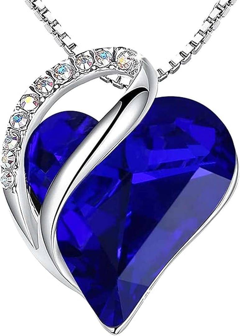 Collier Infinity Cœur en saphir, bijou Danoir Paris, chaîne délicate avec pendentif en forme de cœur et pierre de saphir bleue.